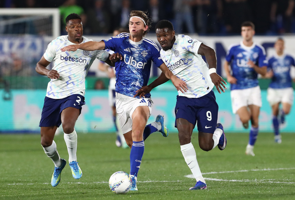COMO, ITÁLIA - 12 DE ABRIL: Nico Paz do Como 1907 disputa a bola com Marcus Thuram do FC Internazionale e Denzel Dumfries durante a partida da Série A entre Como 1907 e FC Internazionale no Estádio Giuseppe Sinigaglia em 12 de abril de 2020 em Como 1907. (Foto de Marco Luzani / Getty Images)