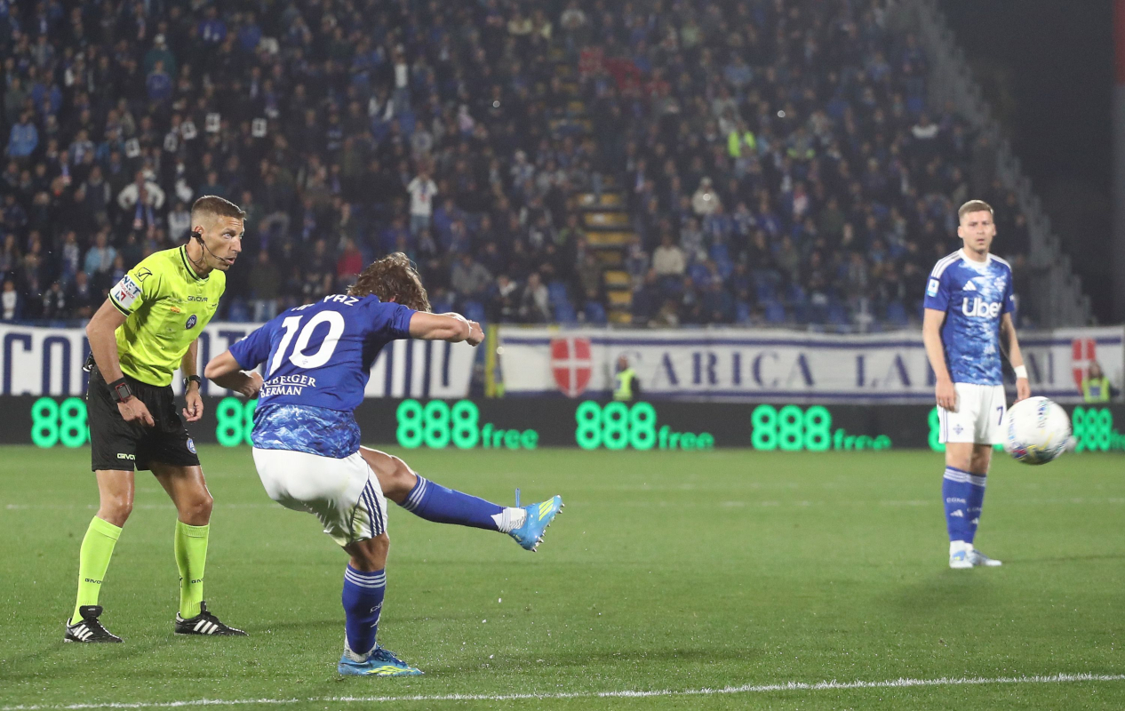 COMO, ITALY - APRIL 12: Nico Paz of Como 1907 scores their team's second goal during the Serie A match between Como 1907 and FC Internazionale at Giuseppe Sinigaglia Stadium on April 12, 2026 in Como, Italy. (Photo by Marco Luzzani/Getty Images)