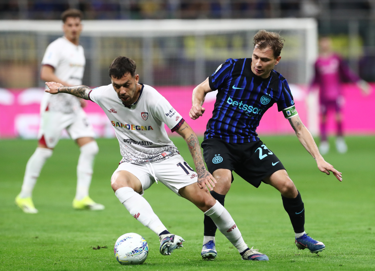 MILAN, ITALY - APRIL 17: Gianluca Gaetano of Cagliari is challenged by Nicolo Barella of FC Internazionale Milano during the Serie A match between FC Internazionale and Cagliari Calcio at Giuseppe Meazza Stadium on April 17, 2026 in Milan, Italy. (Photo by Marco Luzzani/Getty Images)