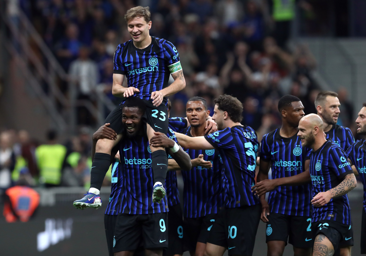 MILAN, ITALY - APRIL 17: Nicolo Barella of FC Internazionale Milano celebrates scoring his team's second goal with teammates during the Serie A match between FC Internazionale and Cagliari Calcio at Giuseppe Meazza Stadium on April 17, 2026 in Milan, Italy. (Photo by Marco Luzzani/Getty Images)