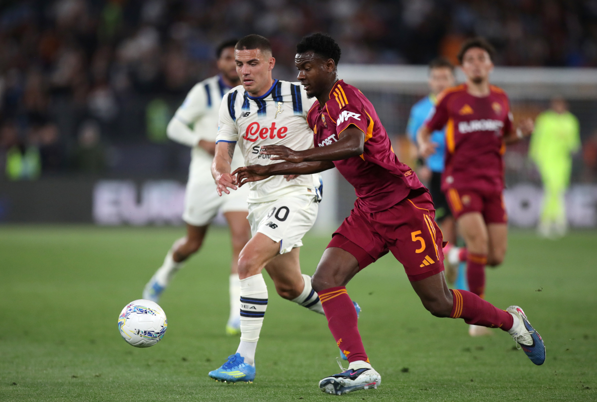 ROME, ITALY - APRIL 18: Nikola Krstovic of Atalanta is challenged by Evan Ndicka of AS Roma during the Serie A match between AS Roma and Atalanta BC at Stadio Olimpico on April 18, 2026 in Rome, Italy. (Photo by Paolo Bruno/Getty Images)