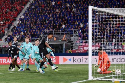 BOLOGNA, ITALY - APRIL 09: Ollie Watkins of Aston Villa scores his team's third goal during the UEFA Europa League 2025/26 Quarter-Final Leg One match between Bologna FC 1909 and Aston Villa FC at Stadio Renato Dall'Ara on April 09, 2026 in Bologna, Italy. (Photo by Alessandro Sabattini/Getty Images)