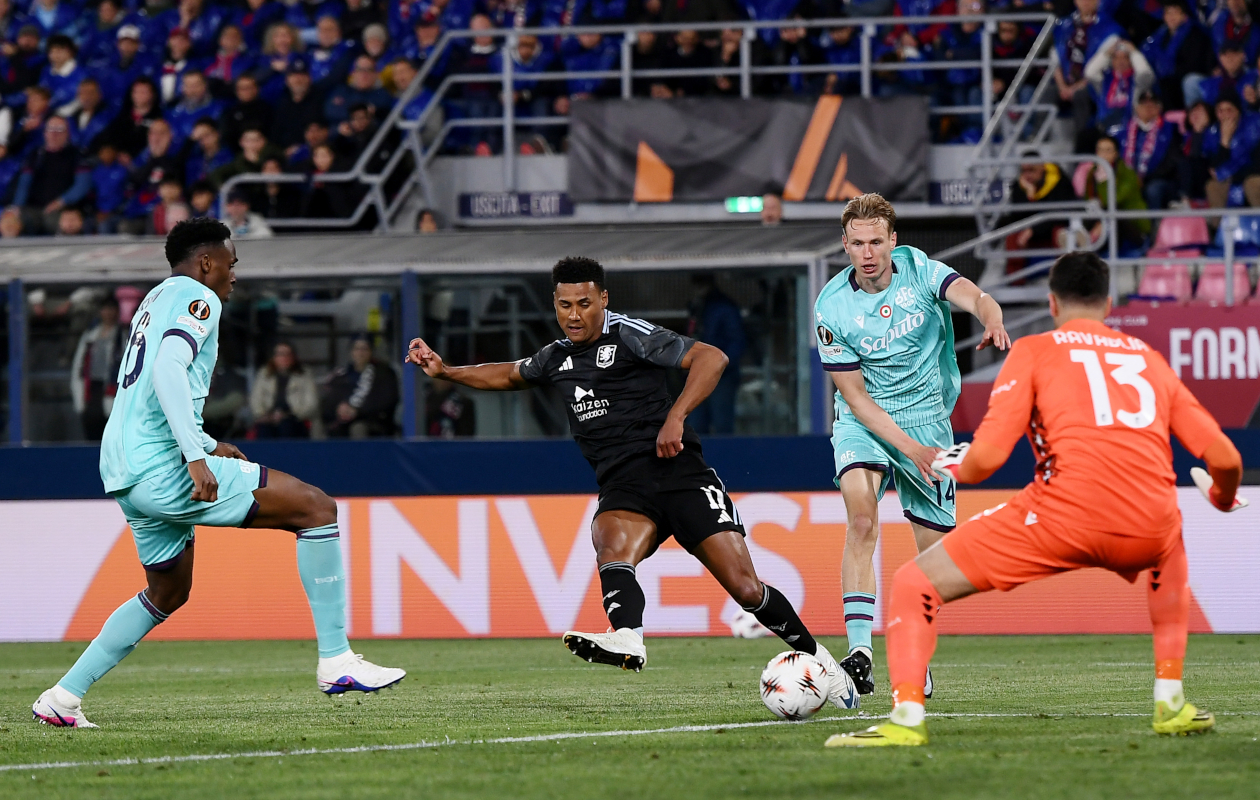 BOLOGNA, ITALY - APRIL 09: Ollie Watkins of Aston Villa scores his team's second goal during the UEFA Europa League 2025/26 Quarter-Final Leg One match between Bologna FC 1909 and Aston Villa FC at Stadio Renato Dall'Ara on April 09, 2026 in Bologna, Italy. (Photo by Alessandro Sabattini/Getty Images)