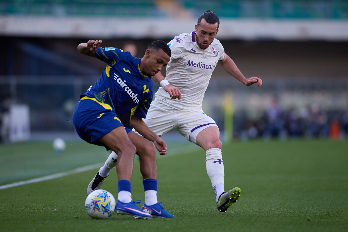VERONA, ITÁLIA - 04 DE ABRIL: Rafik Belghali do Hellas Verona disputa a bola com Jack Harrison da Fiorentina durante a partida da Série A entre Hellas Verona FC e ACF Fiorentina no Stadio Marcantonio Bentegodi em 04 de abril de 2026 em Verona, Itália. (Foto: Emmanuel Ciancaglini/Getty Images)