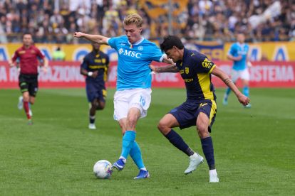 PARMA, ITALY - APRIL 12: Rasmus Hojlund of Napoli SSC competes for the ball with Mariano Troilo of Parma Calcio during the Serie A match between Parma Calcio 1913 and SSC Napoli at Stadio Ennio Tardini on April 12, 2026 in Parma, Italy. (Photo by Emmanuele Ciancaglini/Getty Images)