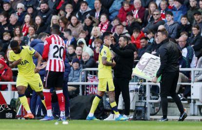 SUNDERLAND, ENGLAND - APRIL 12: Roberto De Zerbi, Manager of Tottenham Hotspur, interacts with Cristian Romero of Tottenham Hotspur after being substituted off the pitch following an injury during the Premier League match between Sunderland and Tottenham Hotspur at Stadium of Light on April 12, 2026 in Sunderland, England. (Photo by Stu Forster/Getty Images)