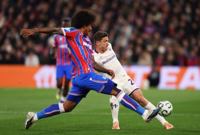 LONDON, ENGLAND - APRIL 09: Robin Gosens of ACF Fiorentina passes the ball while under pressure from Chris Richards of Crystal Palace during the UEFA Conference League 2025/26 Quarter-Final Leg One match between Crystal Palace FC and ACF Fiorentina at Selhurst Park on April 09, 2026 in London, England. (Photo by Ryan Pierse/Getty Images)