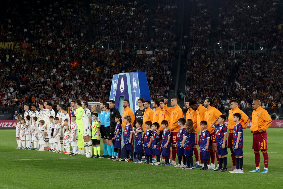 ROME, ITALY - APRIL 18: The teams and match officials line up prior to the Serie A match between AS Roma and Atalanta BC at Stadio Olimpico on April 18, 2026 in Rome, Italy. (Photo by Paolo Bruno/Getty Images)