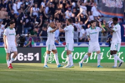 BOLOGNA, ITALY - APRIL 25: Donyell Malen of AS Roma celebrates after scoring the opening goal during the Serie A match between Bologna FC 1909 and AS Roma at Renato Dall'Ara Stadium on April 25, 2026 in Bologna, Italy. (Photo by Emmanuele Ciancaglini/Getty Images)