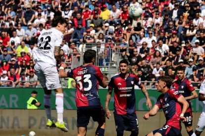 CAGLIARI, ITALY - APRIL 11: Romano FLoriani Mussolini of Cremonese in action during the Serie A match between Cagliari Calcio and US Cremonese at Stadio Sant'Elia on April 11, 2026 in Cagliari, Italy. (Photo by Enrico Locci/Getty Images)