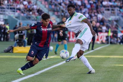 BOLOGNA, ITALY - APRIL 25: Santiago Castro of Bologna FC competes for the ball with Evan Ndicka of AS Roma during the Serie A match between Bologna FC 1909 and AS Roma at Renato Dall'Ara Stadium on April 25, 2026 in Bologna, Italy. (Photo by Emmanuele Ciancaglini/Getty Images)