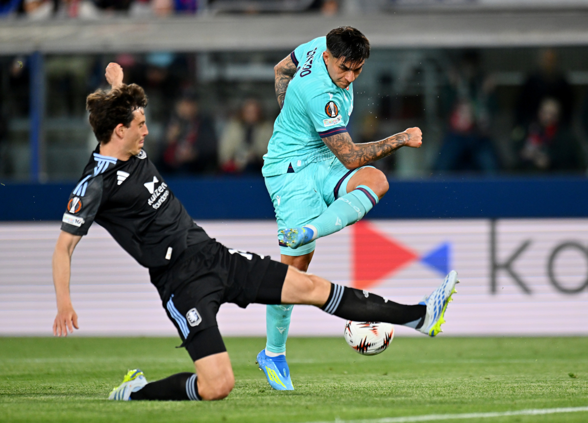 BOLOGNA, ITALY - APRIL 09: Santiago Castro of Bologna has a shot blocked by Pau Torres of Aston Villa during the UEFA Europa League 2025/26 Quarter-Final Leg One match between Bologna FC 1909 and Aston Villa FC at Stadio Renato Dall'Ara on April 09, 2026 in Bologna, Italy. (Photo by Alessandro Sabattini/Getty Images)