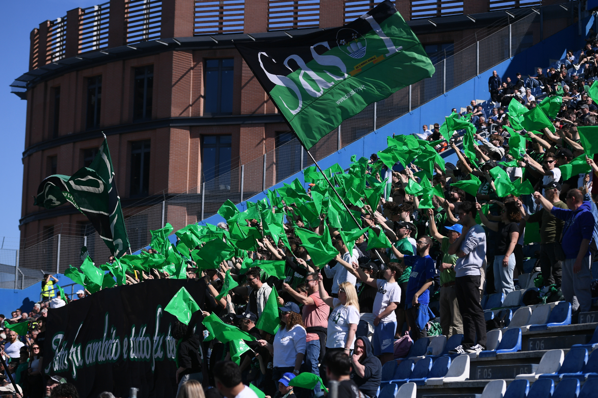 SASSUOLO, ITALY - APRIL 04: Fans of US Sassuolo Calcio show their support during the Serie A match between US Sassuolo Calcio and Cagliari Calcio at Mapei Stadium Citta del Tricolore on April 04, 2026 in Sassuolo, Italy. (Photo by Alessandro Sabattini/Getty Images)