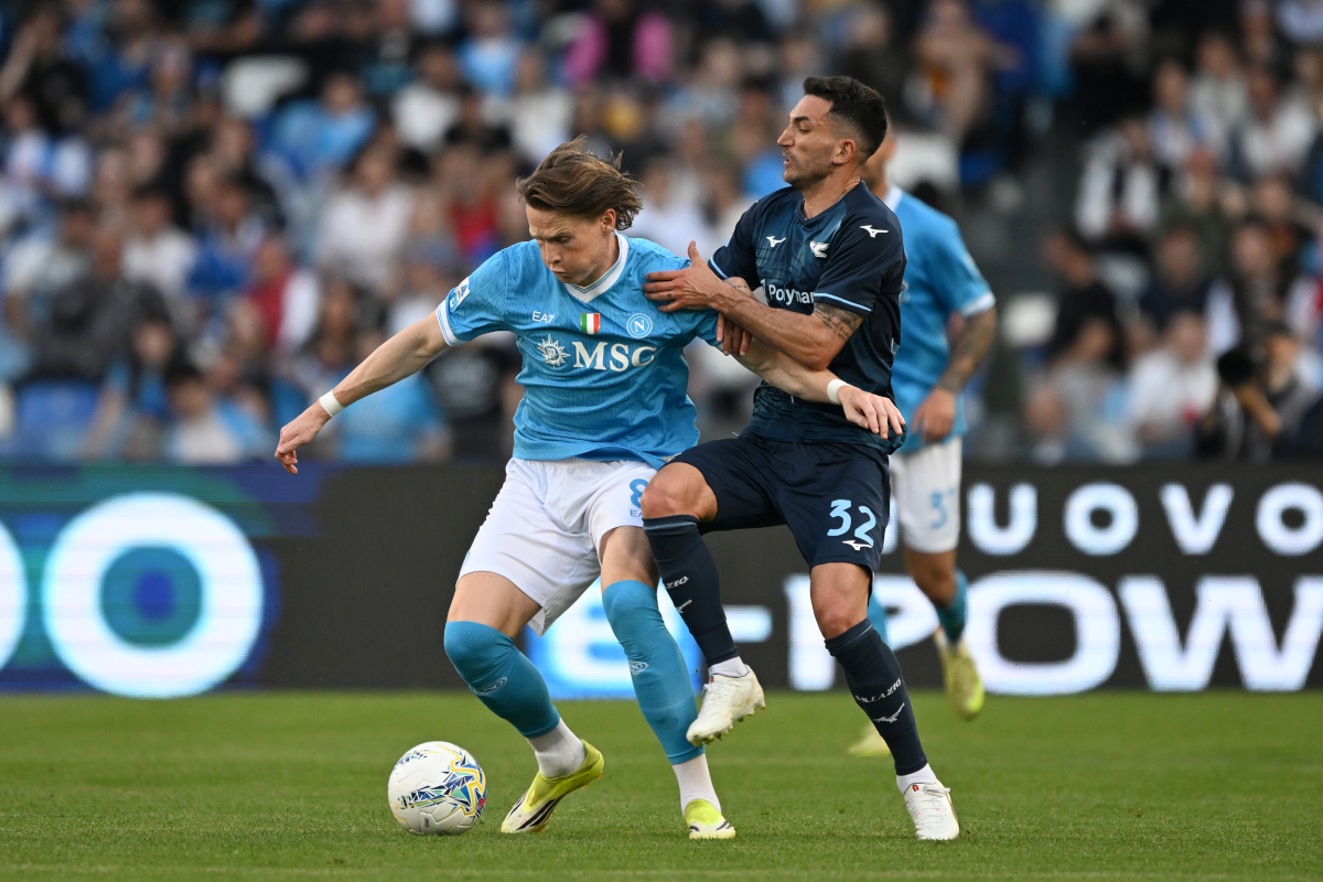 NÁPOLES, ITÁLIA - 18 DE ABRIL: Scott McTominay do SSC Napoli luta pela posse de bola com Danilo Cataldi da SS Lazio durante a partida da Série A entre SSC Napoli e SS Lazio no Stadio Diego Armando Maradona em 18 de abril de 2026 em Nápoles, Itália. (Foto: Francesco Pecoraro/Getty Images)