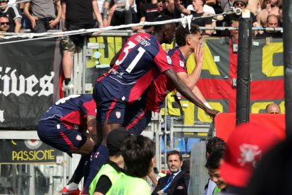 CAGLIARI, ITALY - APRIL 11: Sebastiano Esposito of Cagliari celebrates his goal 1-0 during the Serie A match between Cagliari Calcio and US Cremonese at Stadio Sant'Elia on April 11, 2026 in Cagliari, Italy. (Photo by Enrico Locci/Getty Images)