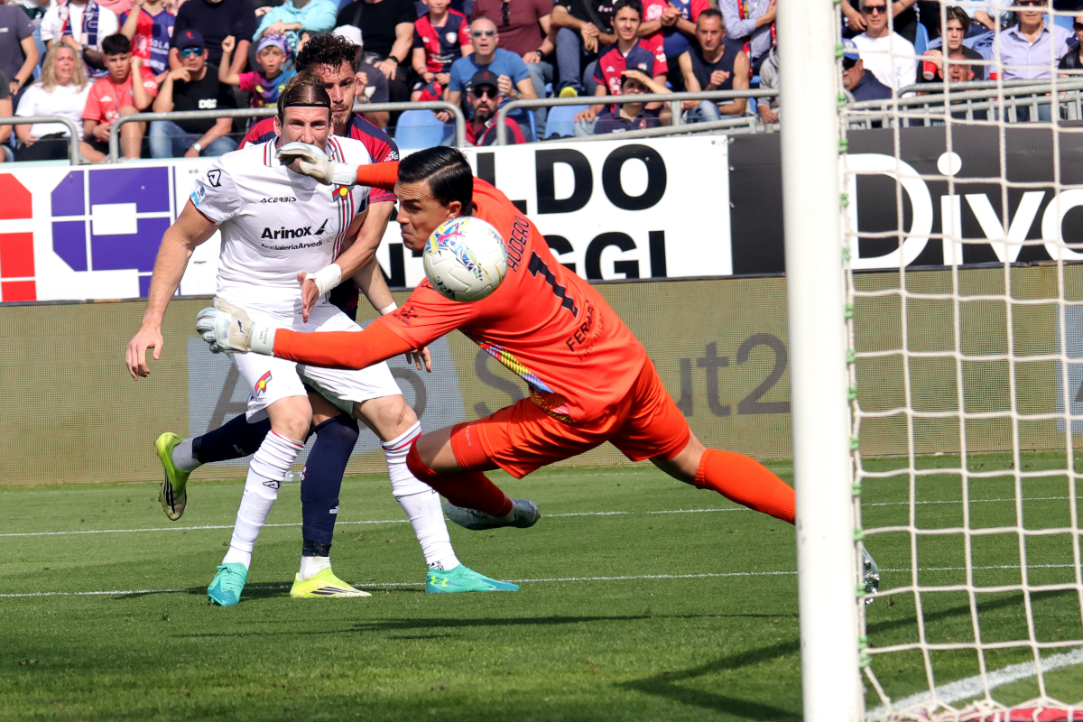 CAGLIARI, ITALY - APRIL 11: Sebastiano Esposito of Cagliari (not seen) scored his goal 1-0 during the Serie A match between Cagliari Calcio and US Cremonese at Stadio Sant'Elia on April 11, 2026 in Cagliari, Italy. (Photo by Enrico Locci/Getty Images)
