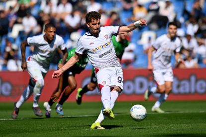 SASSUOLO, ITALY - APRIL 04: Sebastiano Esposito of Cagliari scores his team's first goal from the penalty spot during the Serie A match between US Sassuolo Calcio and Cagliari Calcio at Mapei Stadium Citta del Tricolore on April 04, 2026 in Sassuolo, Italy. (Photo by Alessandro Sabattini/Getty Images)