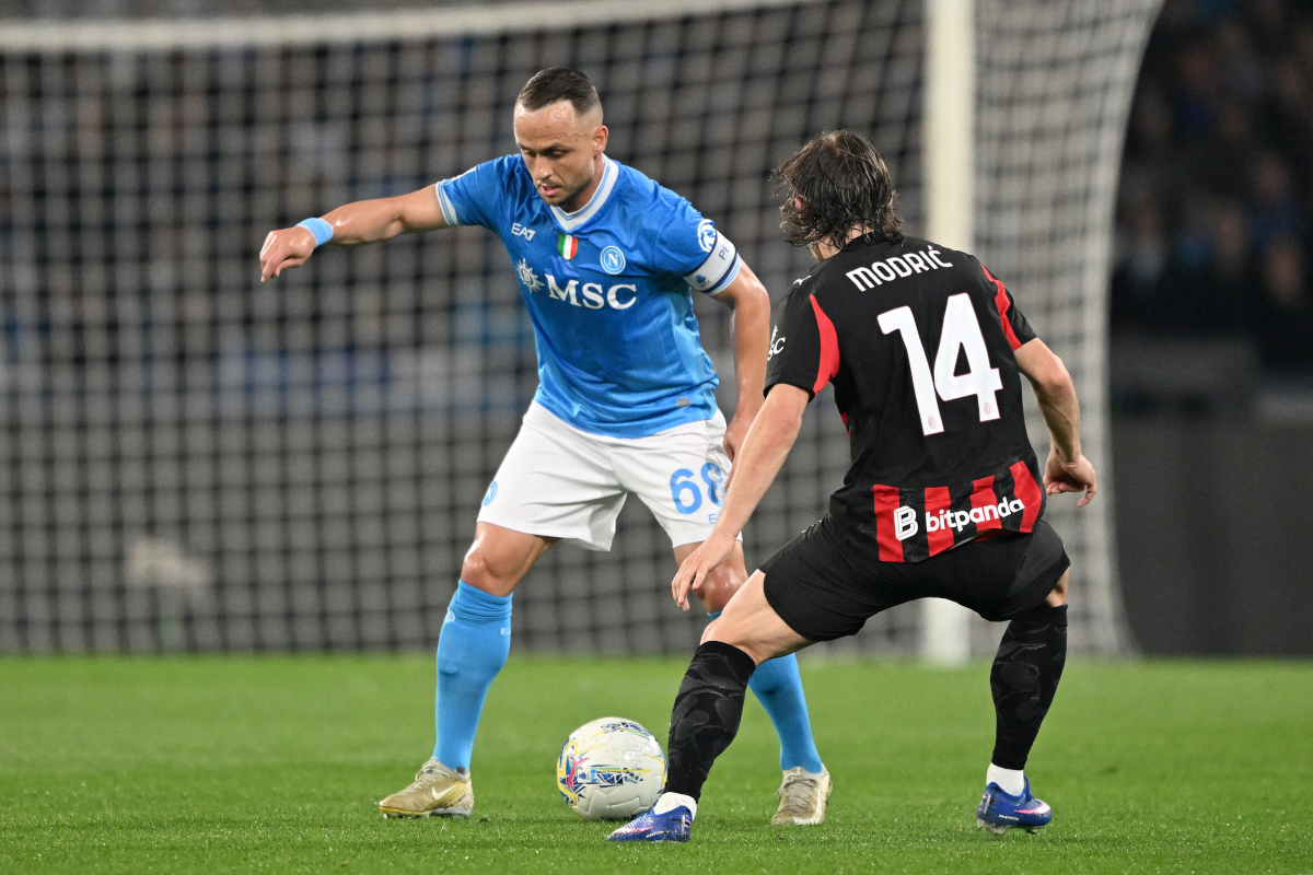 NAPLES, ITALY - APRIL 06: Stanislav Lobotka of SSC Napoli battles for possession with Luka Modric of AC Milan during the Serie A match between SSC Napoli and AC Milan at Stadio Diego Armando Maradona on April 06, 2026 in Naples, Italy. (Photo by Francesco Pecoraro/Getty Images)