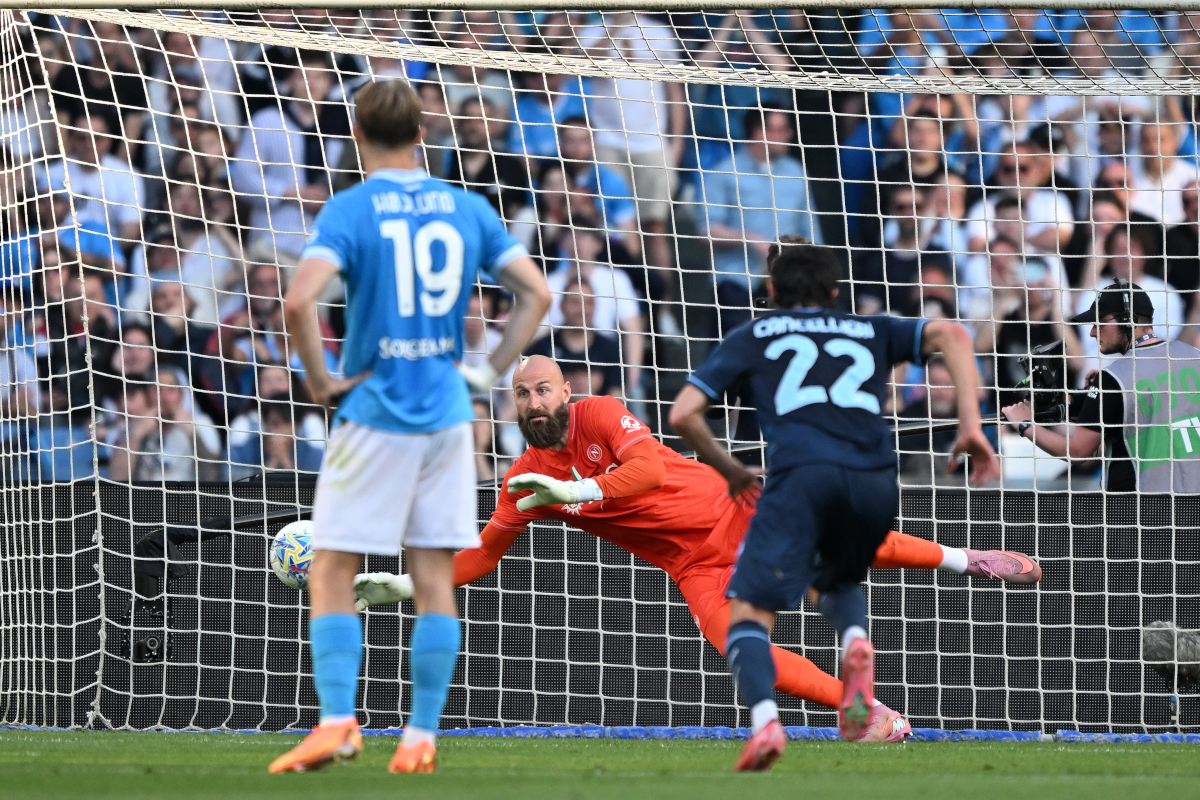 NÁPOLES, ITÁLIA - 18 DE ABRIL: Vanja Milinkovic-Savic do SSC Napoli interrompe um pênalti de Mattia Zaccagni da SS Lazio durante a partida da Série A entre SSC Napoli e SS Lazio no Stadio Diego Armando Maradona em 18 de abril de 2026 em Nápoles, Itália. (Foto de Francesco Pecoraro/Getty Images)