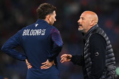 BOLOGNA, ITALY - APRIL 09: Vincenzo Italiano, Head Coach of Bologna, talks with Federico Bernardeschi of Bologna prior to the UEFA Europa League 2025/26 Quarter-Final Leg One match between Bologna FC 1909 and Aston Villa FC at Stadio Renato Dall'Ara on April 09, 2026 in Bologna, Italy. (Photo by Alessandro Sabattini/Getty Images)