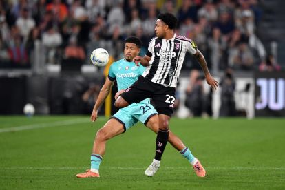 TURIN, ITALY - APRIL 19: Weston McKennie of Juventus is challenged by Simon Sohm of Bologna during the Serie A match between Juventus FC and Bologna FC 1909 at Allianz Stadium on April 19, 2026 in Turin, Italy. (Photo by Valerio Pennicino/Getty Images)