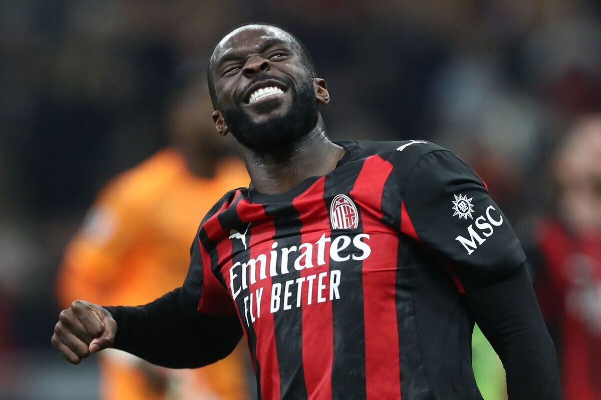 MILAN, ITALY - MARCH 08: Fikayo Tomori of AC Milan celebrates the victory at the end of the Serie A match between AC Milan and FC Internazionale at Giuseppe Meazza Stadium on March 08, 2026 in Milan, Italy. (Photo by Marco Luzzani/Getty Images)