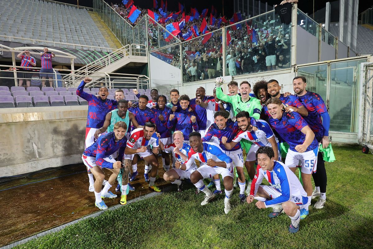 FLORENCE, ITALY - APRIL 16: Crystal Palace FC celebrates the victory after during the UEFA Conference League 2025/26 Quarter-Final Leg Two match between ACF Fiorentina and Crystal Palace FC at Stadio Artemio Franchi on April 16, 2026 in Florence, Italy. (Photo by Gabriele Maltinti/Getty Images)
