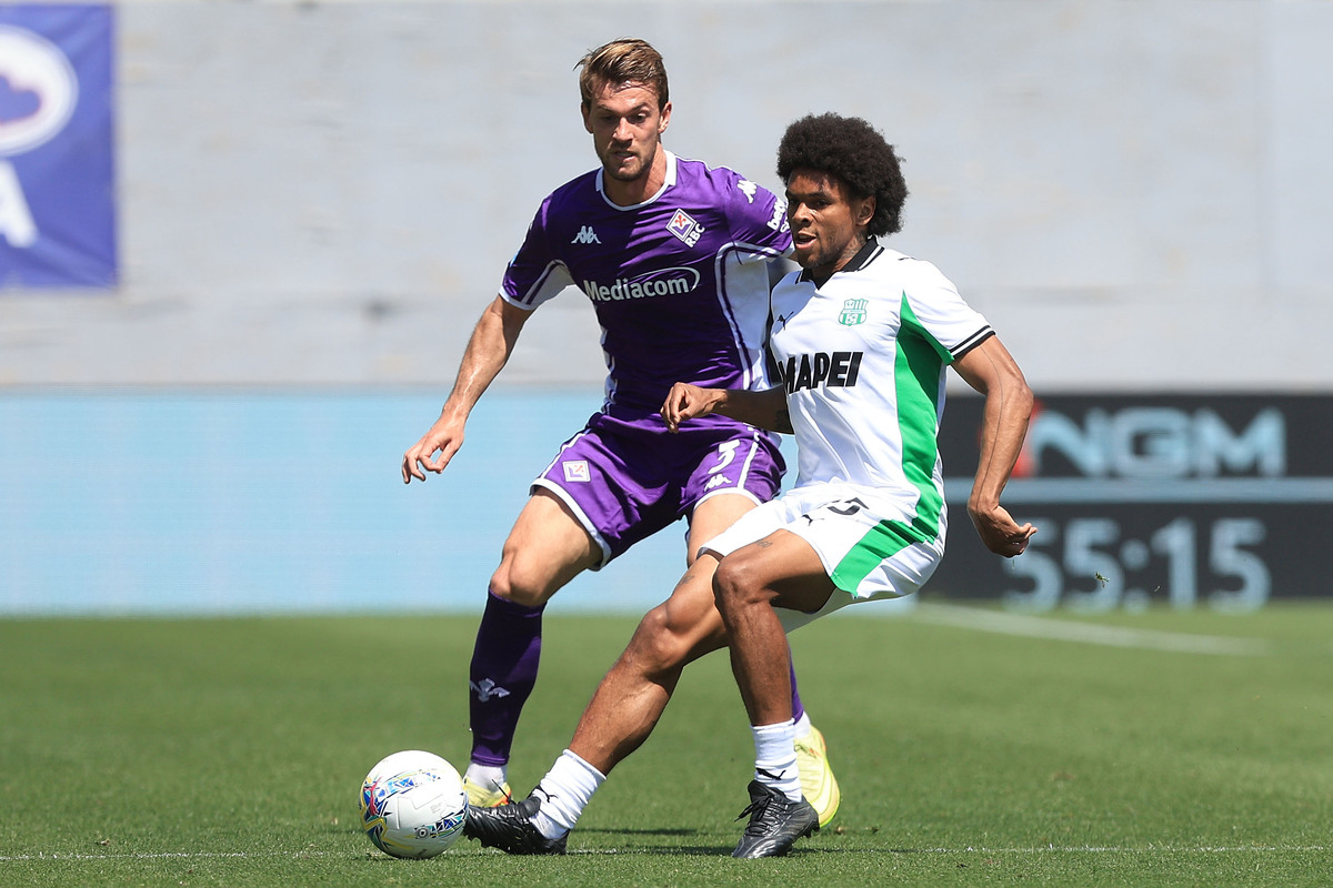 FLORENCE, ITALY - APRIL 26: Daniele Rugani of ACF Fiorentina in action against Armand Lauriente' of US Sassuolo during the Serie A match between ACF Fiorentina and US Sassuolo Calcio at Artemio Franchi on April 26, 2026 in Florence, Italy. (Photo by Gabriele Maltinti/Getty Images)
