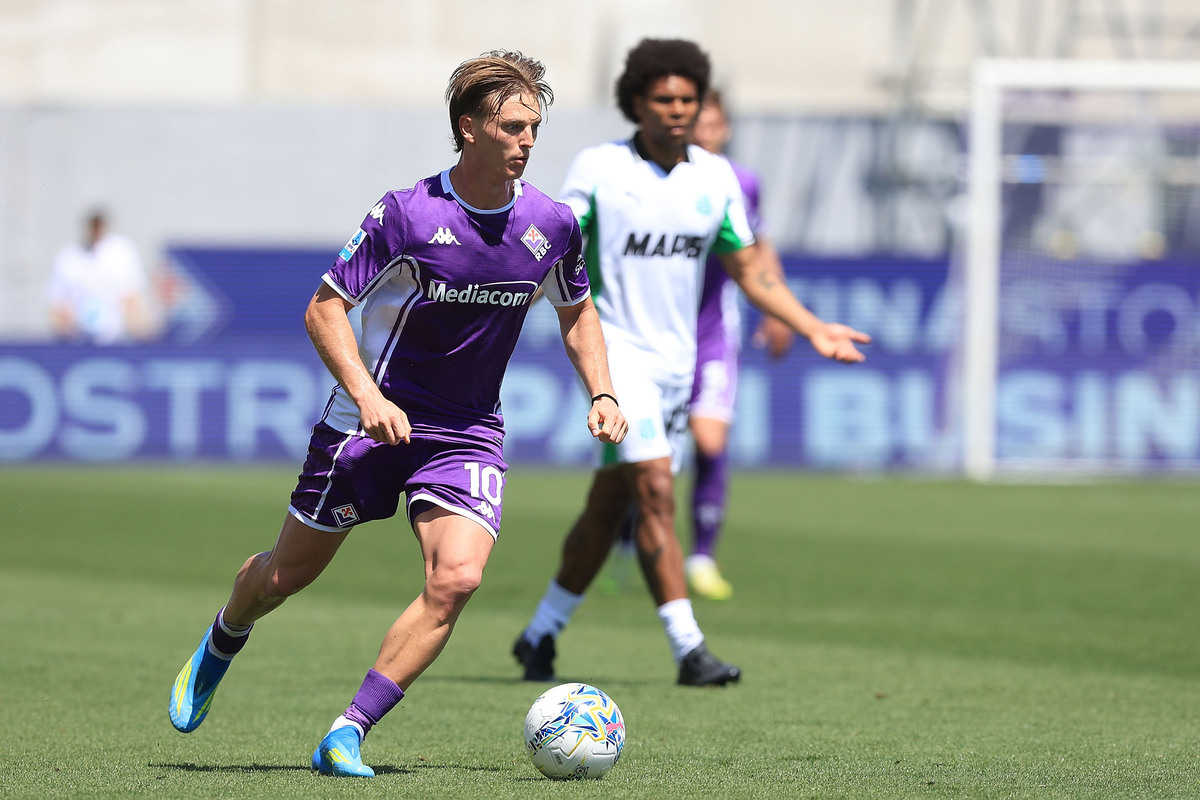 FLORENCE, ITALY - APRIL 26: Albert Gudmundsson of ACF Fiorentina in action during the Serie A match between ACF Fiorentina and US Sassuolo Calcio at Artemio Franchi on April 26, 2026 in Florence, Italy. (Photo by Gabriele Maltinti/Getty Images)