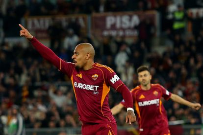 ROME, ITALY - APRIL 10: Donyell Malen of AS Roma celebrates after scoring the team's third goal during the Serie A match between AS Roma and Pisa SC at Stadio Olimpico on April 10, 2026 in Rome, Italy. (Photo by Paolo Bruno/Getty Images)