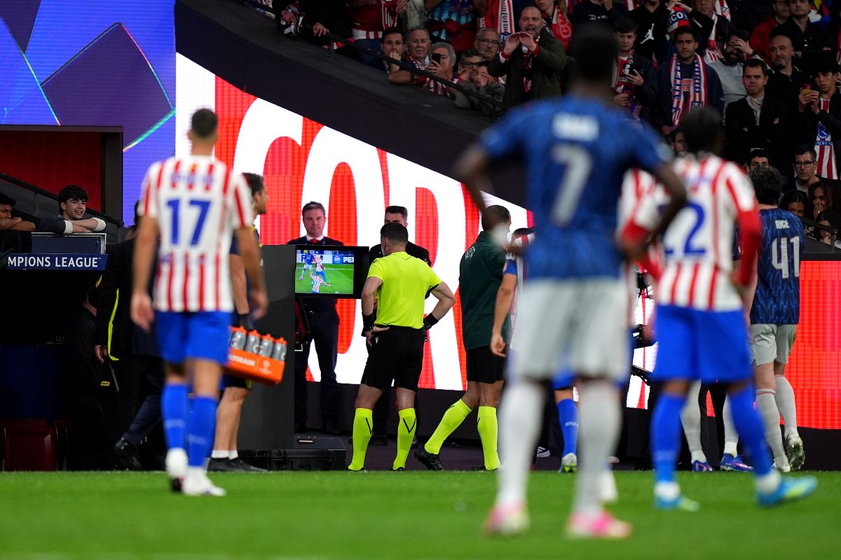 MADRID, SPAIN - APRIL 29: Referee Danny Makkelie checks the VAR screen before overturning a penalty to Arsenal for a foul by David Hancko of Atletico de Madrid (not pictured) on Eberechi Eze of Arsenal (not pictured) during the UEFA Champions League 2025/26 Semi Final First Leg match between Atletico de Madrid and Arsenal FC at Metropolitano Stadium on April 29, 2026 in Madrid, Spain. (Photo by Angel Martinez/Getty Images)