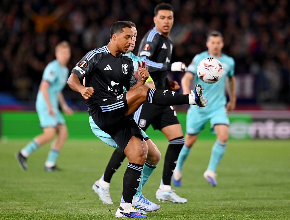BOLOGNA, ITALY - APRIL 09: Youri Tielemans of Aston Villa passes the ball during the UEFA Europa League 2025/26 Quarter-Final Leg One match between Bologna FC 1909 and Aston Villa FC at Stadio Renato Dall'Ara on April 09, 2026 in Bologna, Italy. (Photo by Alessandro Sabattini/Getty Images)