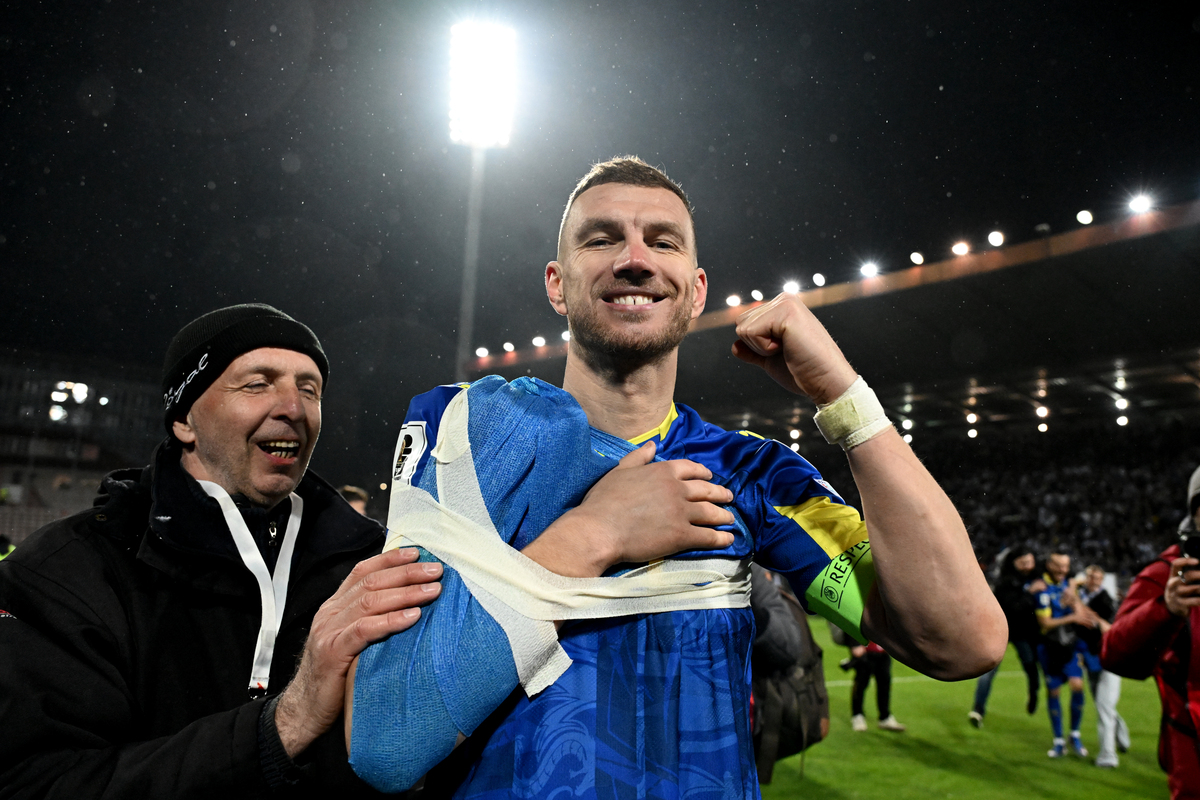 ZENICA, BOSNIA AND HERZEGOVINA - MARCH 31: Edin Dzeko of Bosnia & Herzegovina celebrates the victory after the FIFA World Cup 2026 European Qualifiers KO play-offs match between Bosnia & Herzegovina and Italy at Stadion Bilino Polje on March 31, 2026 in Zenica, Bosnia and Herzegovina. (Photo by Getty Images/Getty Images)