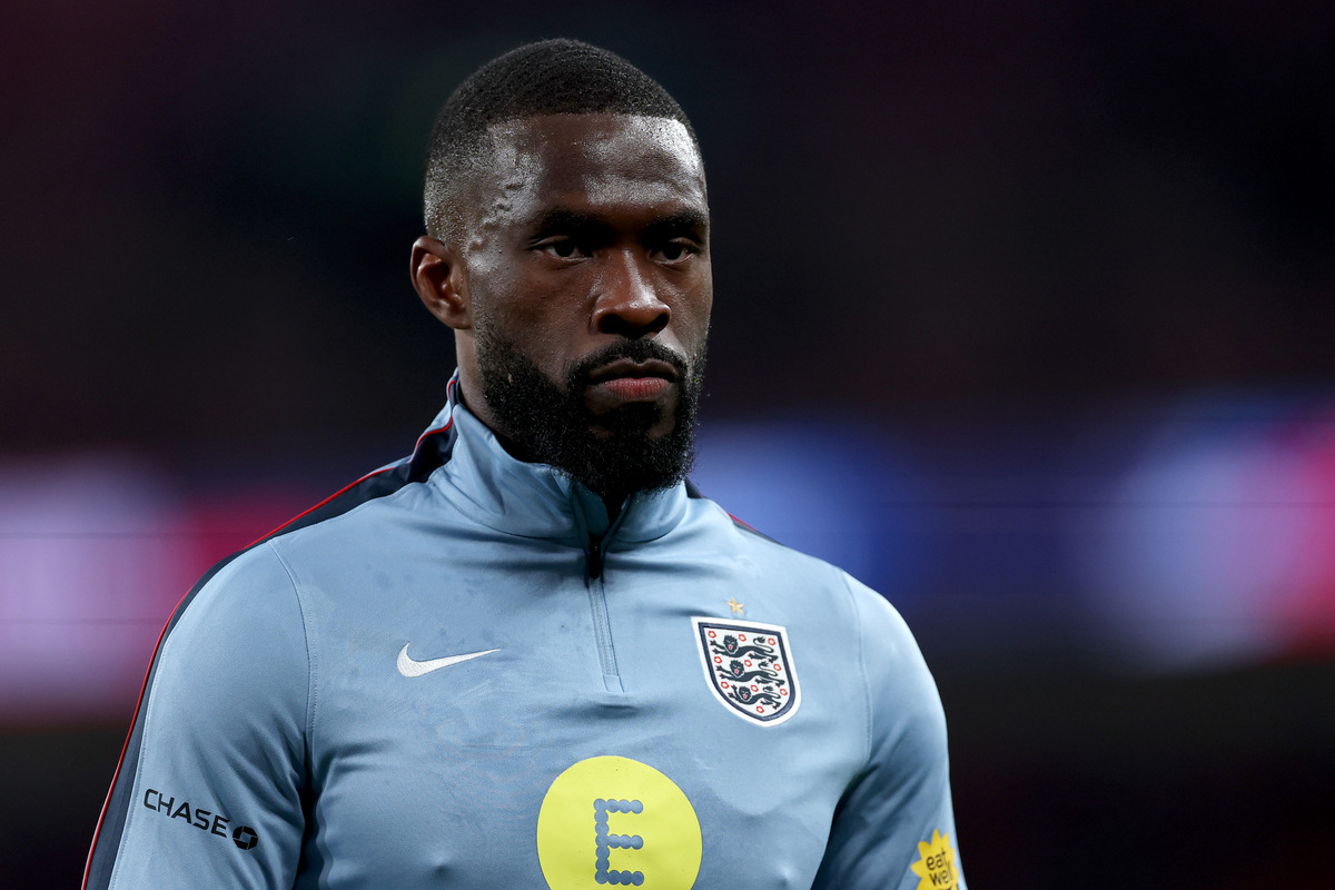 LONDON, ENGLAND - MARCH 27: Fikayo Tomori of England looks on during the warm up prior to the international friendly match between England and Uruguay at Wembley Stadium on March 27, 2026 in London, England. (Photo by Justin Setterfield/Getty Images) (Italy article)