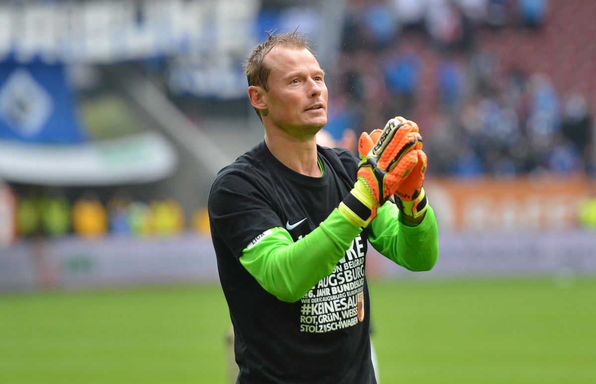 AUGSBURG, GERMANY - MAY 14: Alexander Manninger, goalkeeper of Augsburg celebrates with the fans after the Bundesliga match between FC Augsburg and Hamburger SV at SGL Arena on May 14, 2016 in Augsburg, Germany. (Photo by Micha Will/Bongarts/Getty Images)