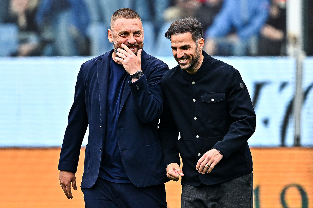 GENOA, ITALY - APRIL 26: Daniele De Rossi, head coach of Genoa (left), chats with Cesc Fabregas, head coach of Como, prior to kick-off in the Serie A match between Genoa CFC and Como 1907 at Luigi Ferraris Stadium on April 26, 2026 in Genoa, Italy. (Photo by Simone Arveda/Getty Images)