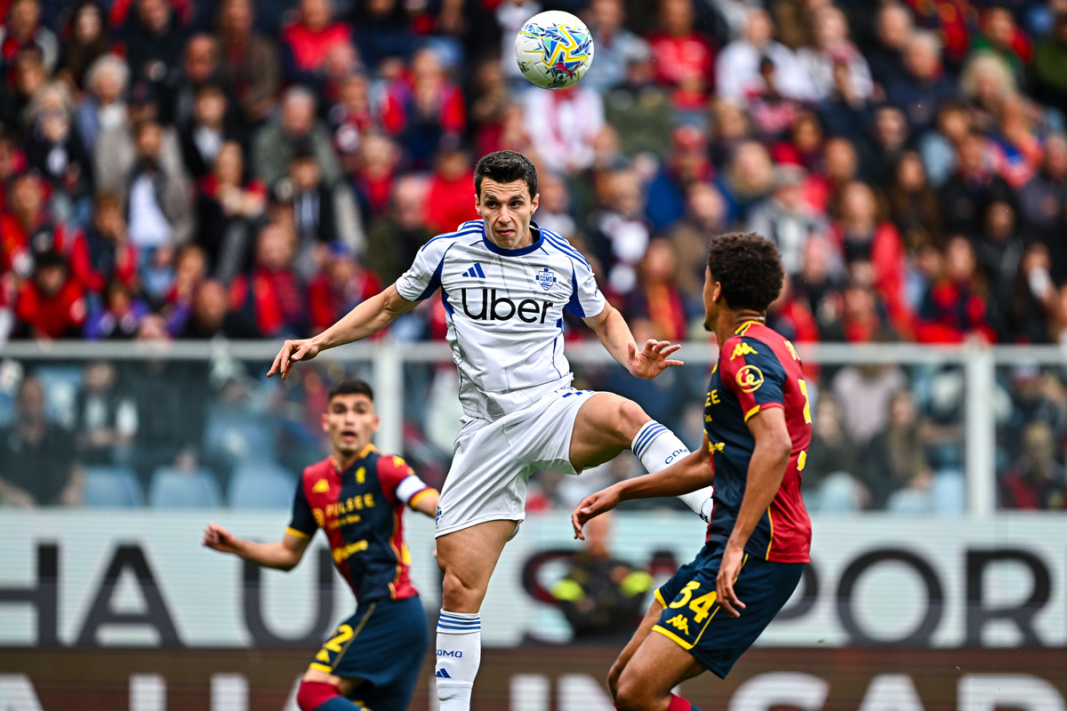 GENOA, ITALY - APRIL 26: Anastasios Douvikas of Como (center) scores a goal during the Serie A match between Genoa CFC and Como 1907 at Luigi Ferraris Stadium on April 26, 2026 in Genoa, Italy. (Photo by Simone Arveda/Getty Images)