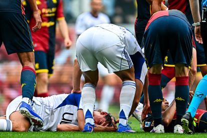 GENOA, ITALY - APRIL 26: Nicolas Paz of Como (left) and Alessandro Marcandalli of Genoa lie on the pitch after suffering an injury during the Serie A match between Genoa CFC and Como 1907 at Luigi Ferraris Stadium on April 26, 2026 in Genoa, Italy. (Photo by Simone Arveda/Getty Images)