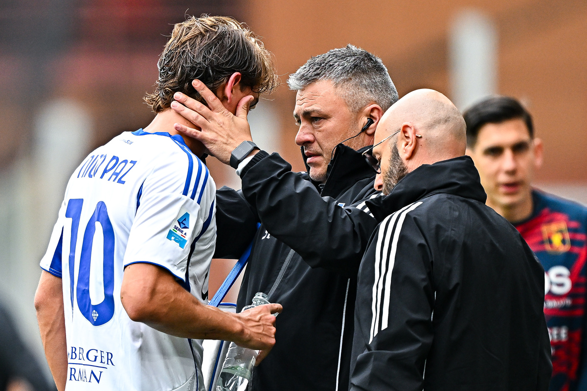GENOA, ITALY - APRIL 26: Nicolas Paz of Como (left) gets checked after suffering an injury during the Serie A match between Genoa CFC and Como 1907 at Luigi Ferraris Stadium on April 26, 2026 in Genoa, Italy. (Photo by Simone Arveda/Getty Images)