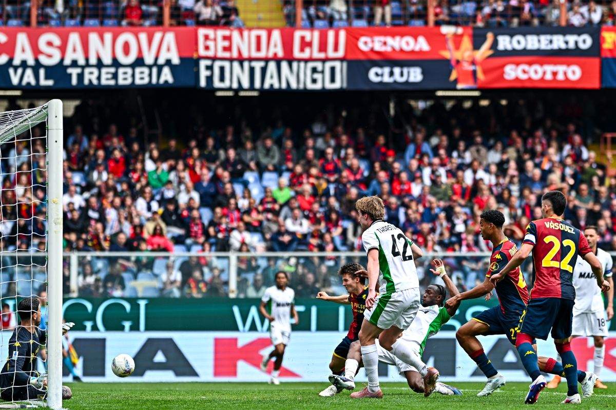 GENOA, ITALY - APRIL 12: Ismael Koné of Sassuolo (4th from right) scores a goal during the Serie A match between Genoa CFC and US Sassuolo Calcio at Luigi Ferraris Stadium on April 12, 2026 in Genoa, Italy. (Photo by Simone Arveda/Getty Images)