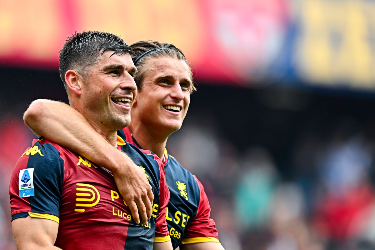 GENOA, ITALY - APRIL 12: Ruslan Malinovskyi of Genoa (left) celebrates with his team-mate Lorenzo Colombo after scoring a goal during the Serie A match between Genoa CFC and US Sassuolo Calcio at Luigi Ferraris Stadium on April 12, 2026 in Genoa, Italy. (Photo by Simone Arveda/Getty Images)
