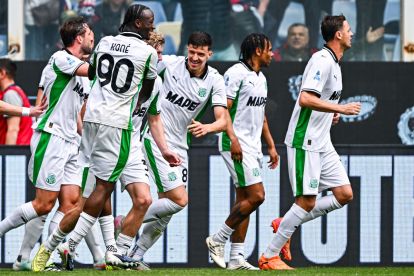 GENOA, ITALY - APRIL 12: Ismael Koné of Sassuolo (2nd from left) celebrates with his team-mates after scoring a goal during the Serie A match between Genoa CFC and US Sassuolo Calcio at Luigi Ferraris Stadium on April 12, 2026 in Genoa, Italy. (Photo by Simone Arveda/Getty Images)