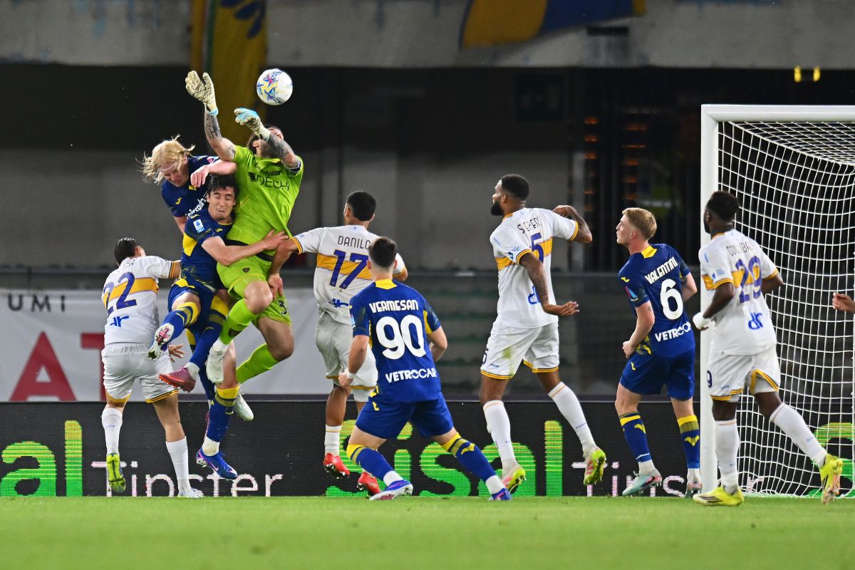 VERONA, ITALY - APRIL 25: Andrias Edmundsson of Hellas Verona scores a goal which is later disallowed by Referee Davide Massa (not pictured) during the Serie A match between Hellas Verona FC and US Lecce at Stadio Marcantonio Bentegodi on April 25, 2026 in Verona, Italy. (Photo by Alessandro Sabattini/Getty Images)