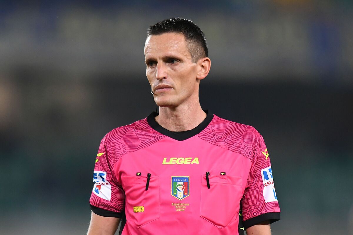 VERONA, ITALY - OCTOBER 03: Referee Daniele Minelli during the Serie A match between Hellas Verona and Udinese Calcio at Stadio Marcantonio Bentegodi on October 03, 2022 in Verona, Italy. (Photo by Alessandro Sabattini/Getty Images)