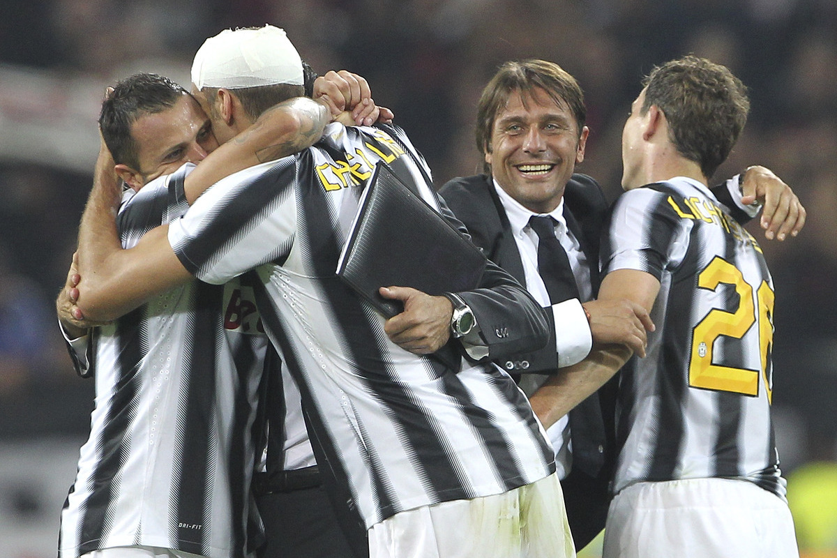 TURIN, ITALY - OCTOBER 02:  Juventus FC manager Antonio Conte (C) celebrates the victory with Stephan Lichtsteiner (R) at the end of the Serie A match between Juventus FC and AC Milan on October 2, 2011 in Turin, Italy.  (Photo by Marco Luzzani/Getty Images)