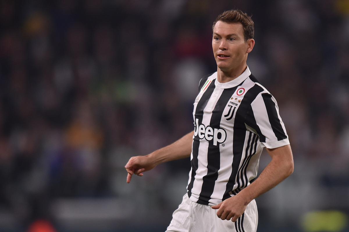 TURIN, ITALY - OCTOBER 25: Stephan Lichtsteiner of Juventus in action during the Serie A match between Juventus and Spal on October 25, 2017 in Turin, Italy. (Photo by Tullio M. Puglia/Getty Images)