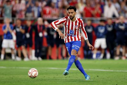 SEVILLE, SPAIN - APRIL 18: Nicolas Gonzalez of Atletico de Madrid (on loan from Juventus) scores his team's third penalty in the penalty shoot out during the Copa Del Rey Final match between Real Sociedad and Atletico de Madrid at Estadio de La Cartuja on April 18, 2026 in Seville, Spain. (Photo by Fran Santiago/Getty Images)