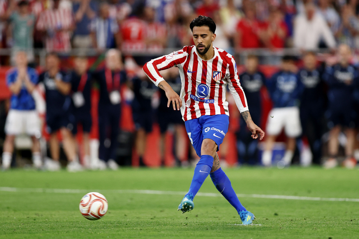 SEVILLE, SPAIN - APRIL 18: Nicolas Gonzalez of Atletico de Madrid (on loan from Juventus) scores his team's third penalty in the penalty shoot out during the Copa Del Rey Final match between Real Sociedad and Atletico de Madrid at Estadio de La Cartuja on April 18, 2026 in Seville, Spain. (Photo by Fran Santiago/Getty Images)