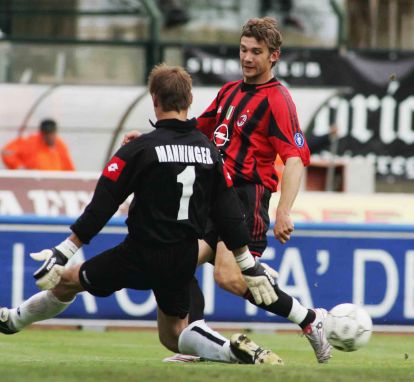 SIENA, ITALY - APRIL17: Siena's goalkeeper Alexander Manninger and Milan's Andriy Shevchenko in action during the Serie A match between Siena and Milan at Comunale Artemio Franchi, April 17, 2005 in Siena, Italy. (Photo by New Press/Getty Images)