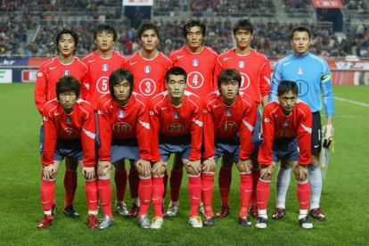 SEOUL, SOUTH KOREA - NOVEMBER 12: The South Korean team line up before the friendly match between South Korea and Sweden at the SangAm World Cup stadium on November 12, 2005 in Seoul, South Korea. Back row left to right: Ahn Jung-Hwan, Kim Young-Chul, Kim Dong-Jin, Choi Jin-Cheol, Seol Ki-Hyeon ,goal keeper Lee Woon Jae Front row left to right: Park Ji-Sung, Park Ju-Young, Cho Won-Hee, Lee Ho,Lee Young-Pyo. (Photo by Chung Sung-Jun/Getty Images)